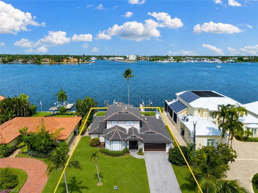 Property Photo: 1535 Dolphin Ln FL 34102