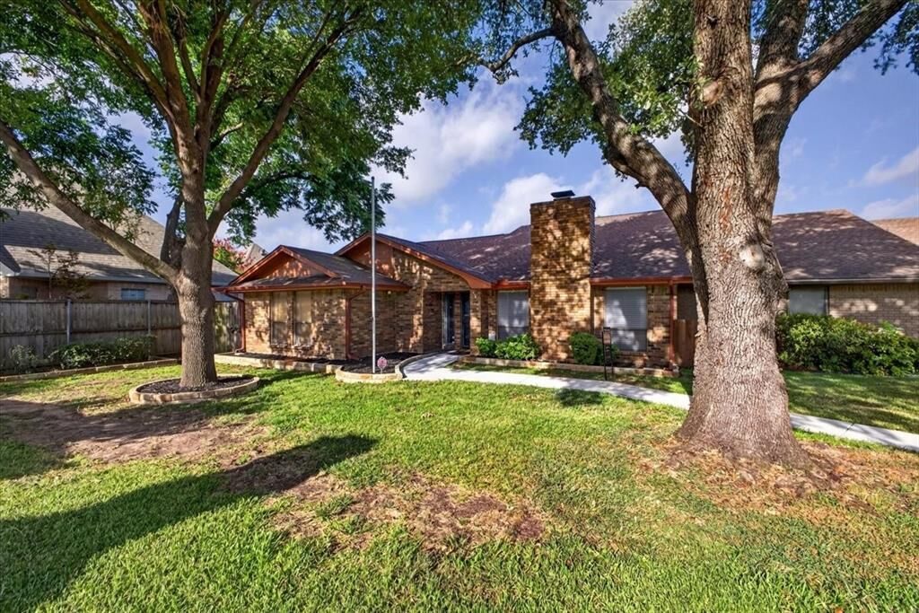 Property Photo: 646 St Charles Court TX 76013