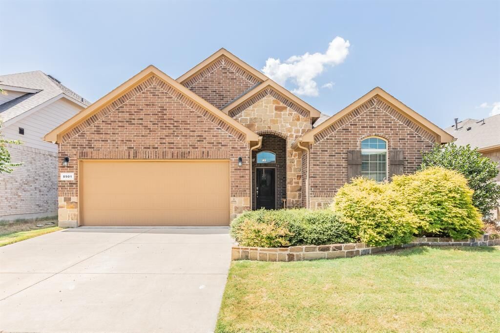 Property Photo: 8901 Thompson Road TX 76226