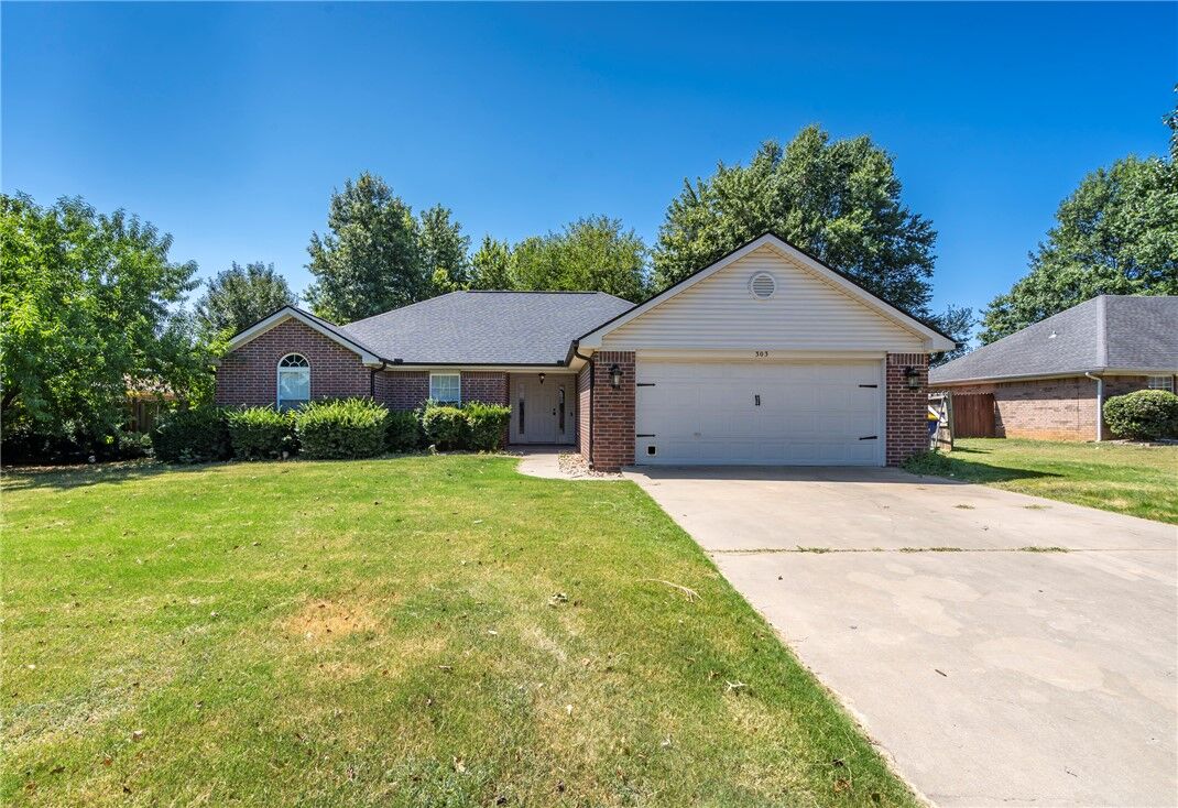 Property Photo:  303 Edgehill Avenue  AR 72745 