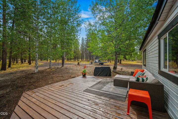 Property Photo: 54761 Pinewood Avenue OR 97707
