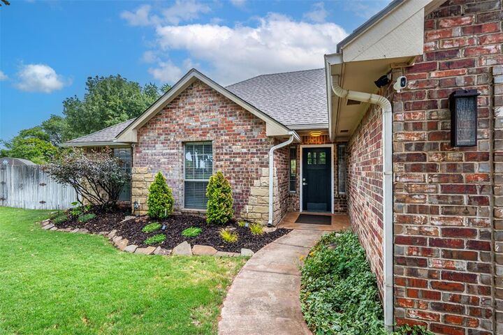 Property Photo:  139 Tulip Trail  OK 73025 