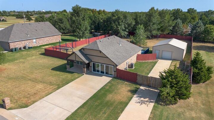 Property Photo: 1430 Lakeview Drive OK 73034