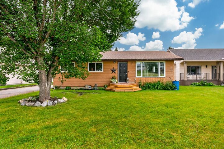 Property Photo: 121 Edey Close AB T0M 0R0