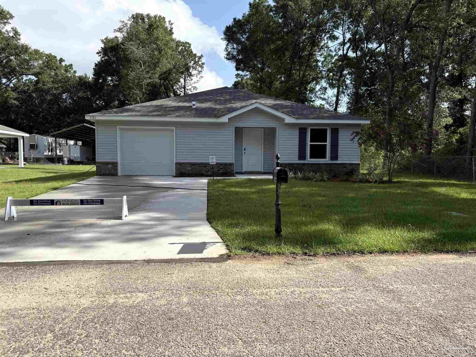 Property Photo:  5709 Meadow Rd  FL 32583 