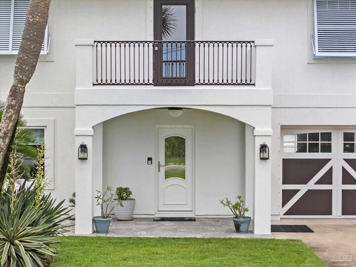 Property Photo: 256 Sabine Dr FL 32561