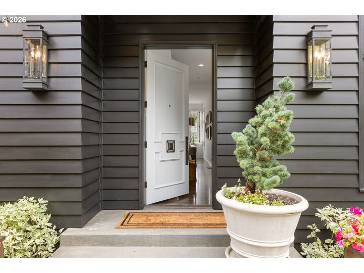 Property Photo: 1941 SW Montgomery Pl OR 97201