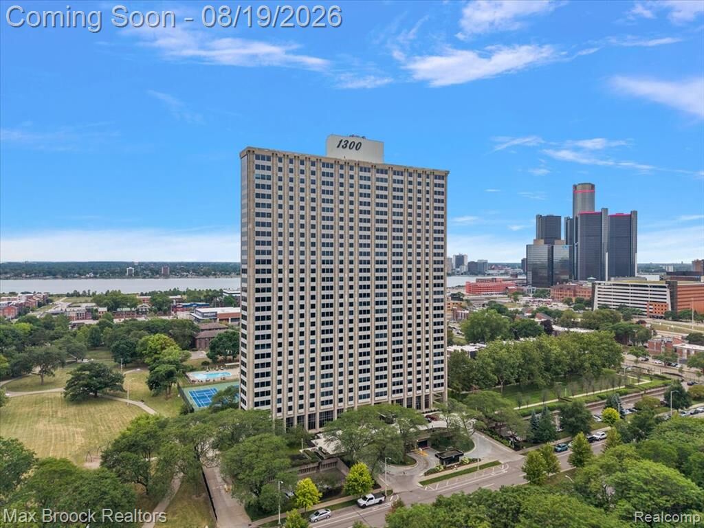 Property Photo: 1300 E Lafayette Street 1509 MI 48207