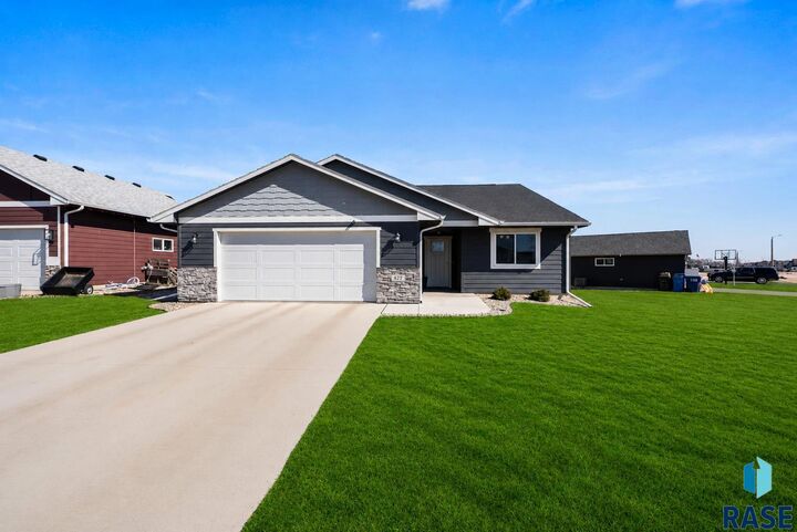 Property Photo: 422 Thelma Ave SD 57032