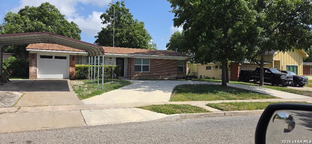 Property Photo: 207 E Crestline TX 78201