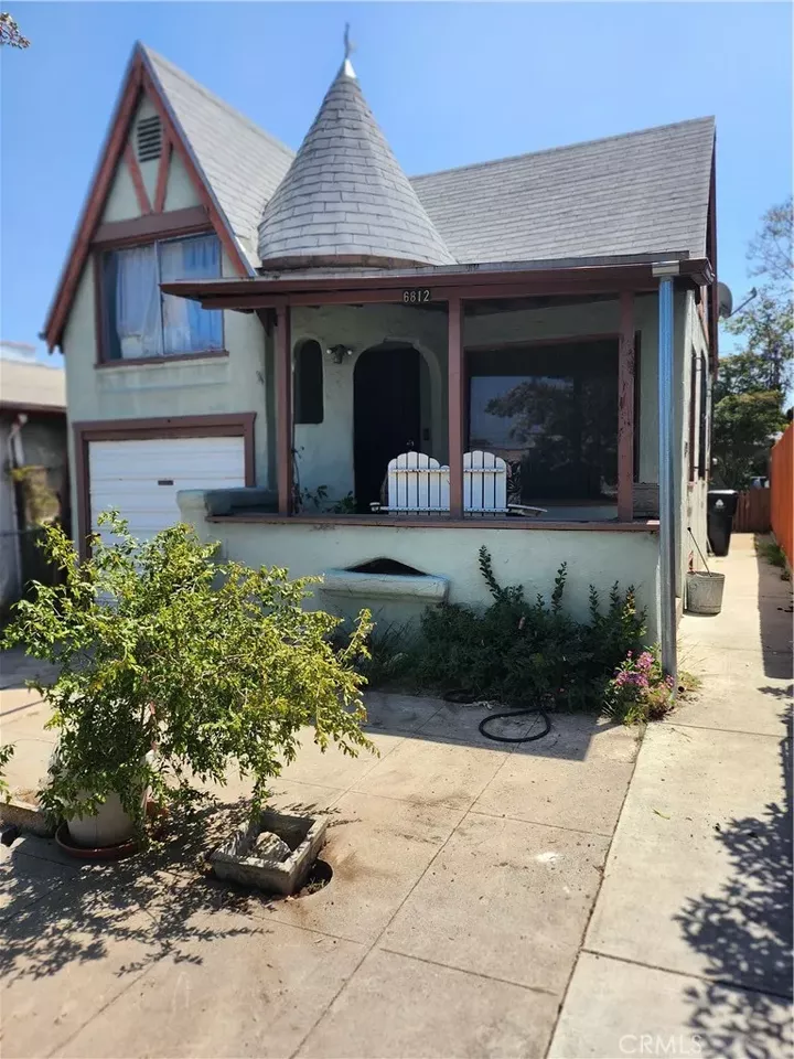 Property Photo: 6812 S Van Ness CA 90047