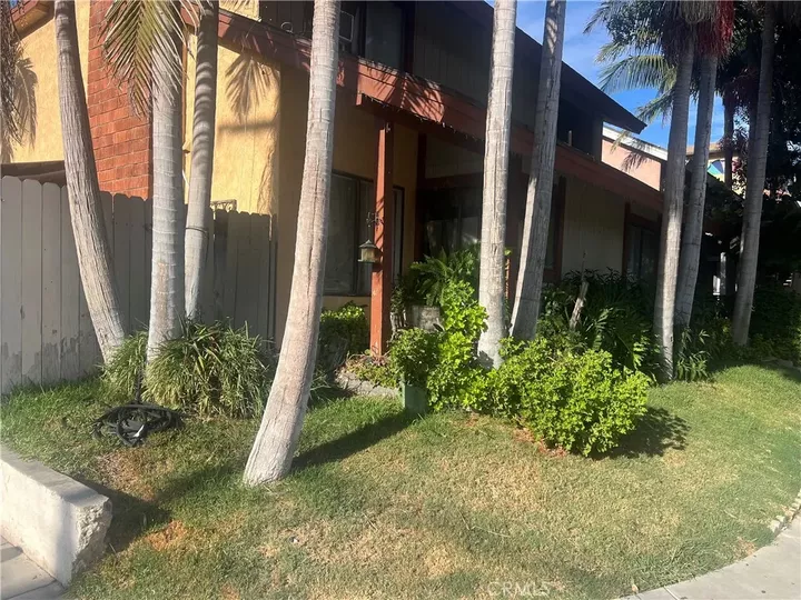 Property Photo:  701 E Chestnut  CA 92701 