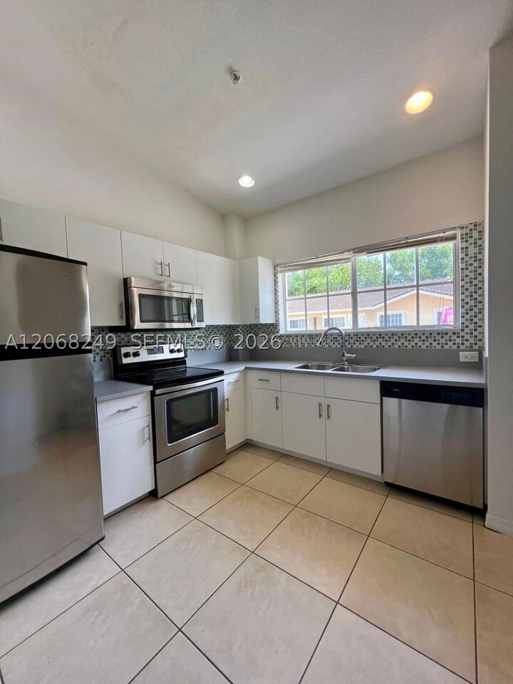 Property Photo: 3824 SW 48th Ave 3824 FL 33023