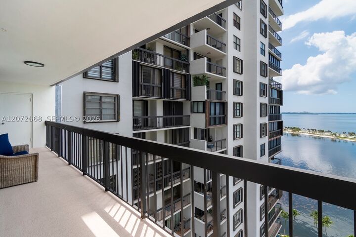 Property Photo:  2333 Brickell Ave 2212  FL 33129 