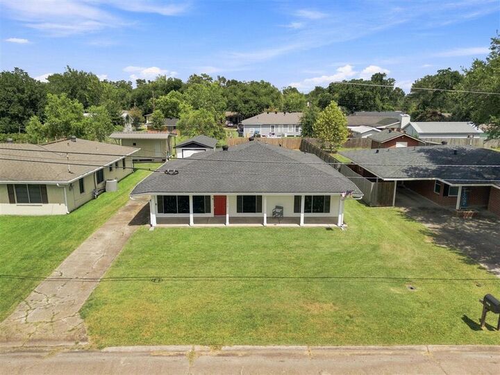 Property Photo: 1418 E Kent Dr Drive E LA 70663