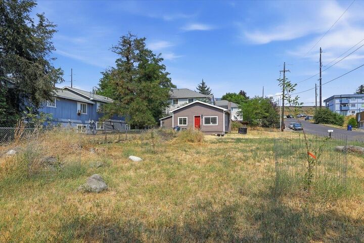 Property Photo:  2929 E Jackson Ave  WA 99207 