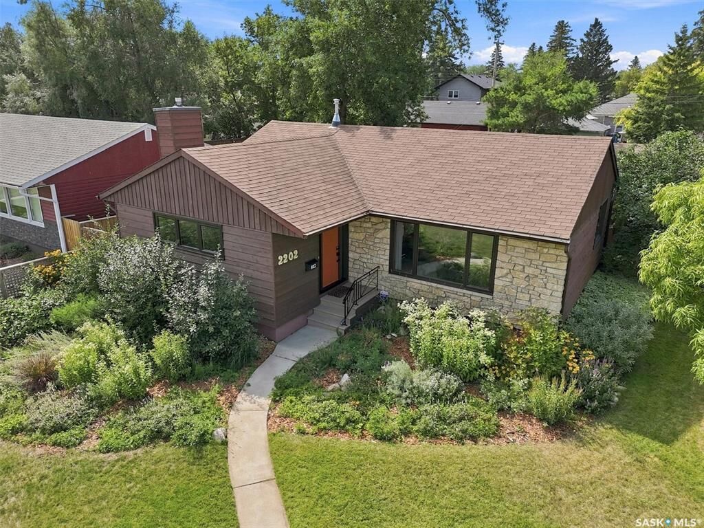 Property Photo: 2202 Albert Avenue SK S7J 1K2