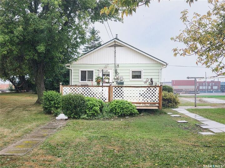 Property Photo: 424 1st Avenue E SK S0A 2P0