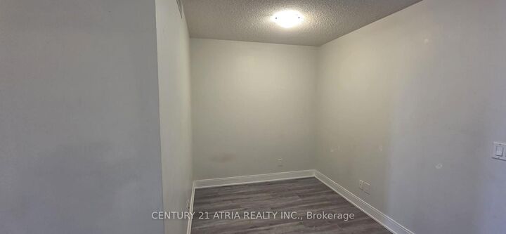 Property Photo: 125 Village Green Square 2807 ON M1S 0G3