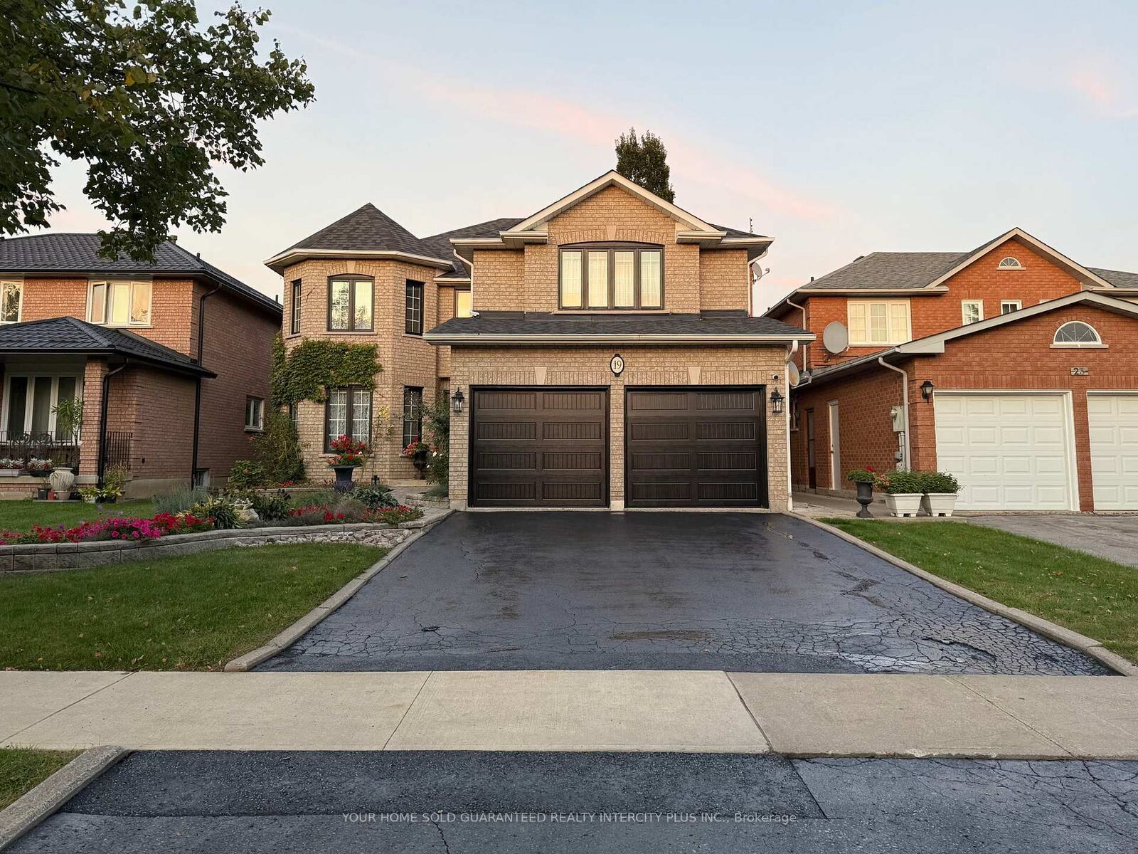 Property Photo: 19 Mandolin Court ON L4L 8T9