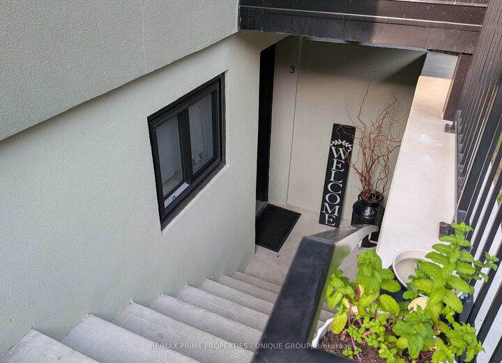 Photo de la propriété:  45 Astoria Avenue 3  ON M6N 2V6 