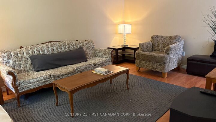 Property Photo:  460 Castlegrove Boulevard Room 3  ON N6G 1K8 