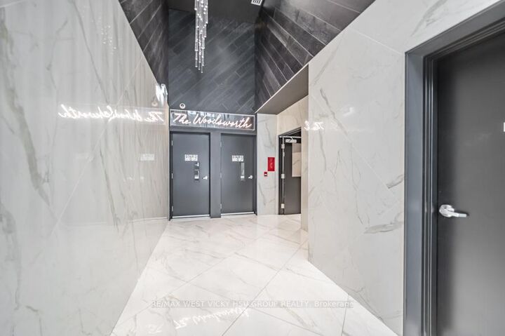 Property Photo: 458 Richmond Street W 806 ON M5V 0S9