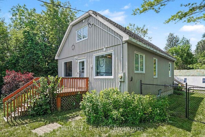 Property Photo: 6811 Flewellyn Road ON K2S 1B6