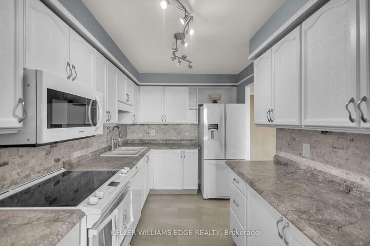 Property Photo: 9 Bonheur Court 815 ON N3P 1Z5