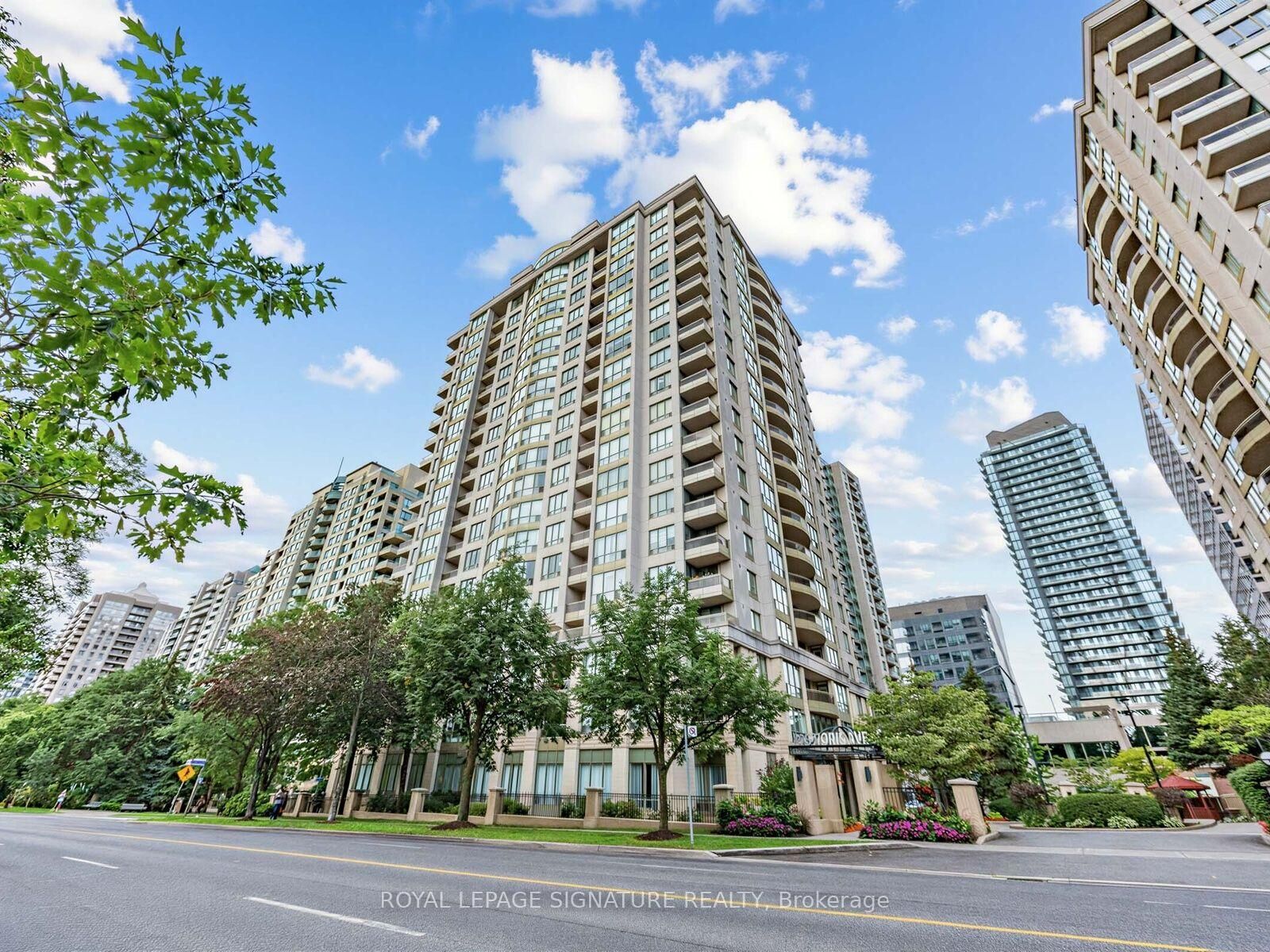 Property Photo: 256 Doris Avenue 1711 ON N2N 6X8