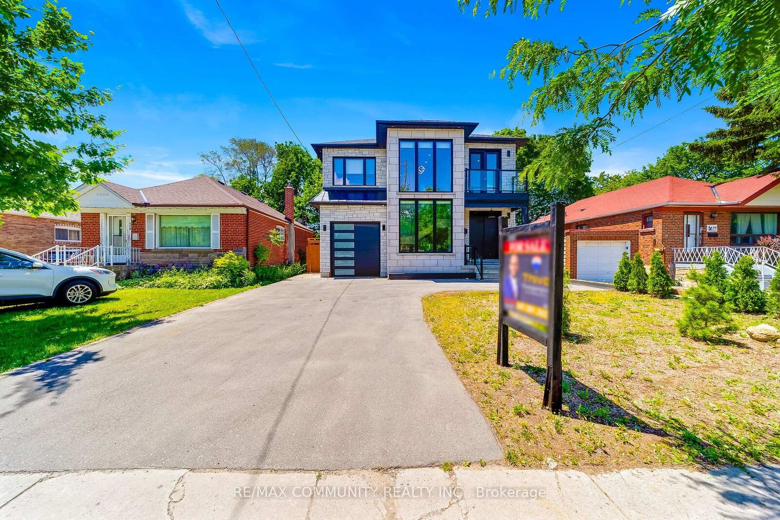 Property Photo: 856 Kennedy Road ON M1K 2E7