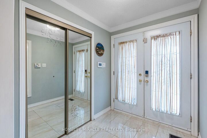 Photo de la propriété:  958 Summerbreeze Court  ON L5V 1C9 