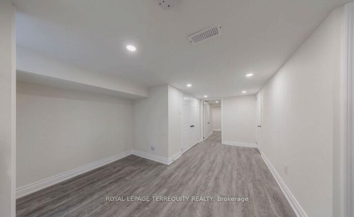 Photo de la propriété: 185 Laughton Avenue Bsmt ON M6N 2X6