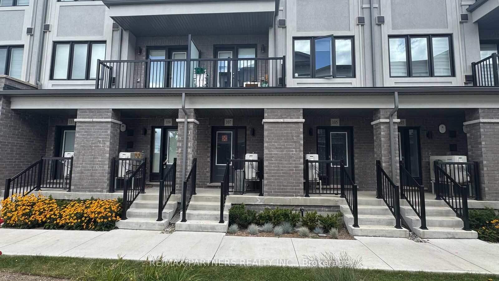 Photo de la propriété:  107 Matawin Lane  ON L4B 0H7 