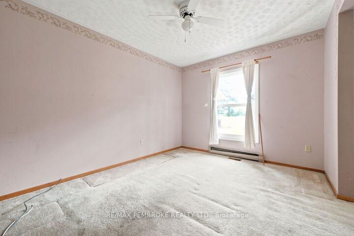 Property Photo: 20 Meadowbrook Drive ON K8A 7C3