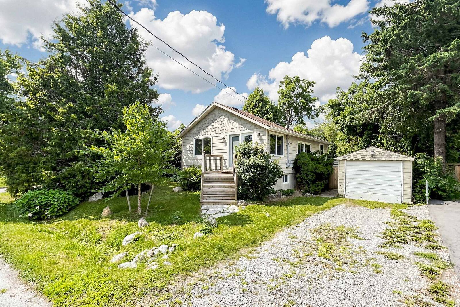 Property Photo: 9 Maple Grove Street ON L4A 2X6