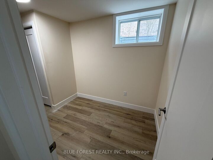 Property Photo:  370 Jonathan Street  ON N5Z 5C8 