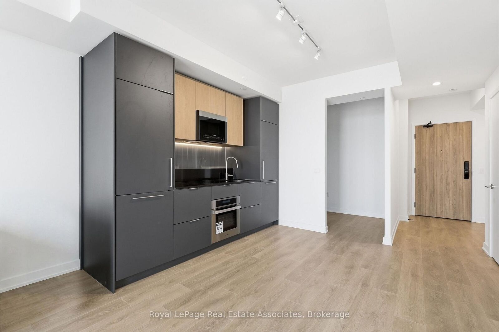 Property Photo:  1 Fairview Road E  ON L5B 0B4 