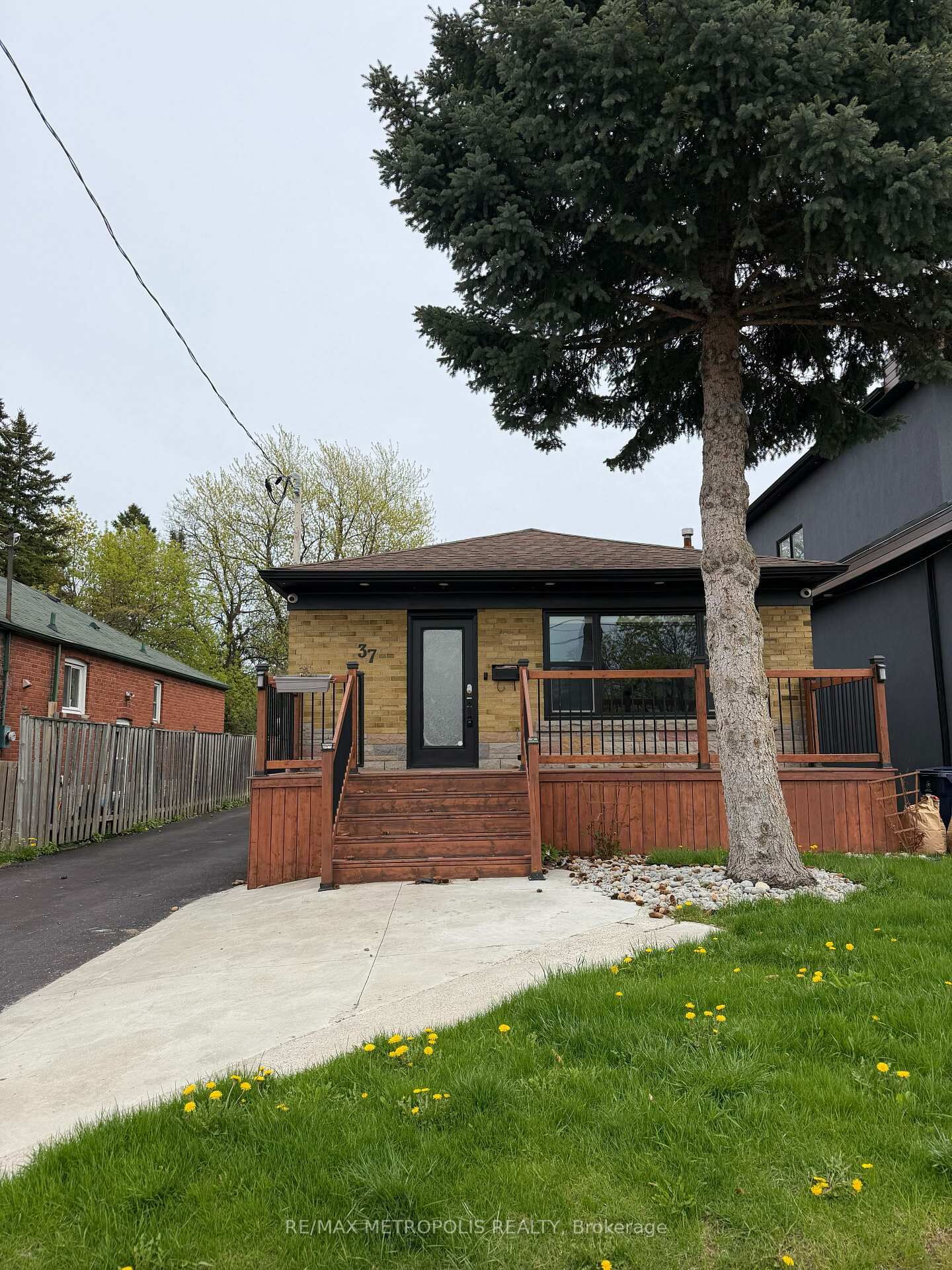 Property Photo: 37 Lynvalley Crescent ON M1R 2V1