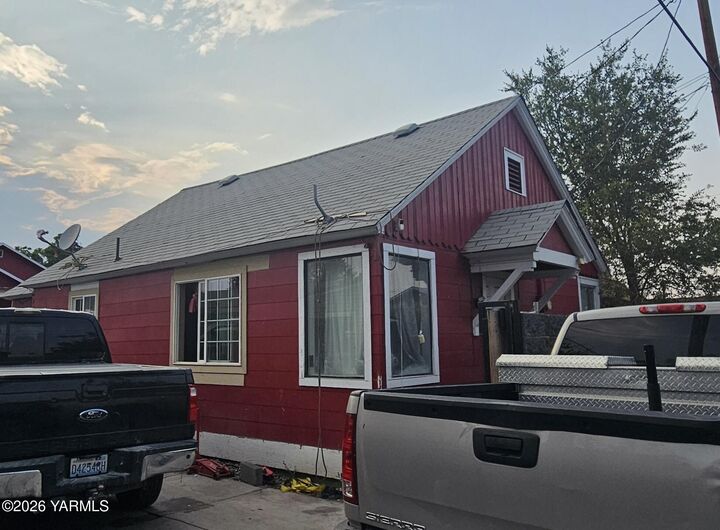 Property Photo: 911 S 6th St WA 98901