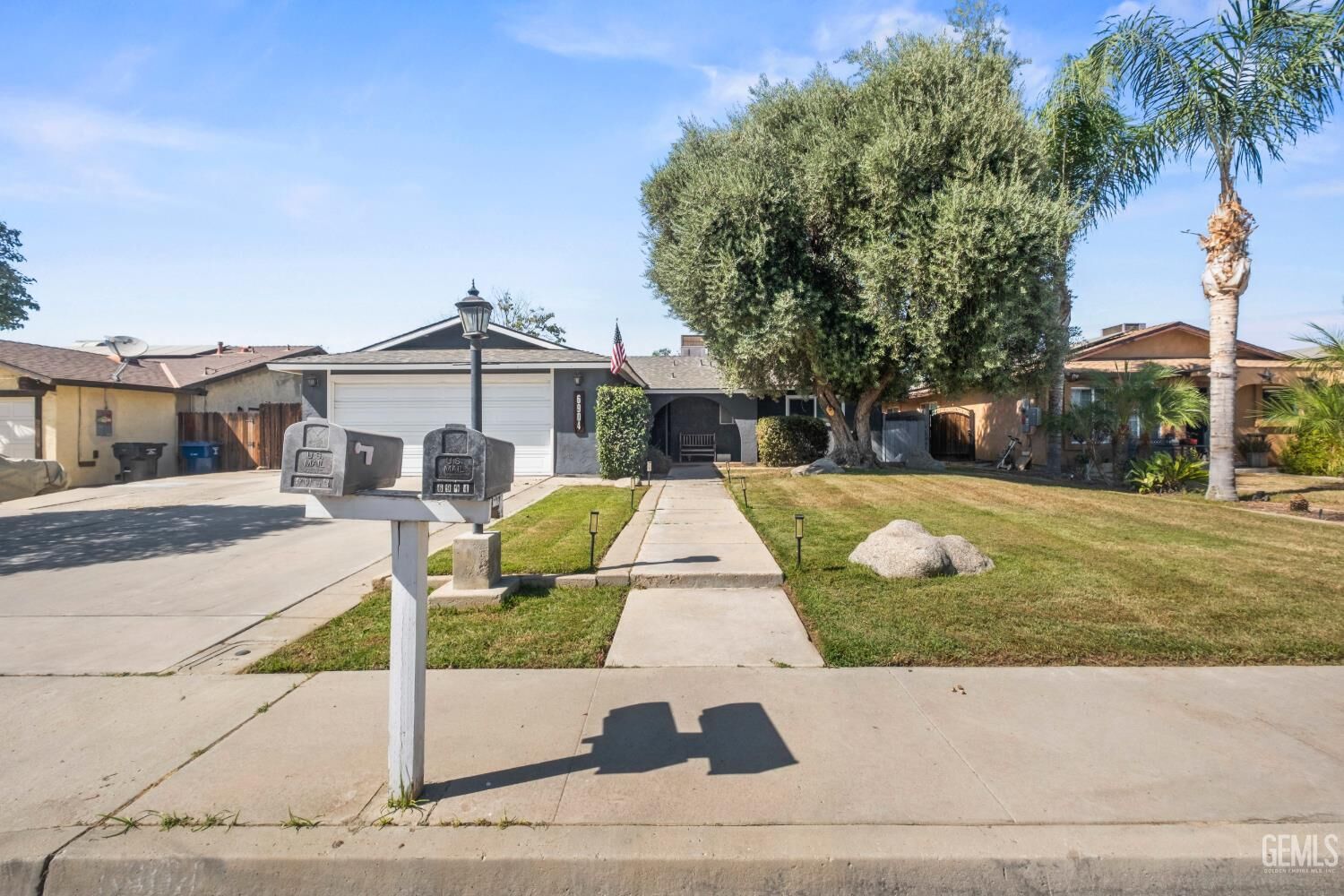 Property Photo: 6904 Cedarcrest Avenue CA 93308