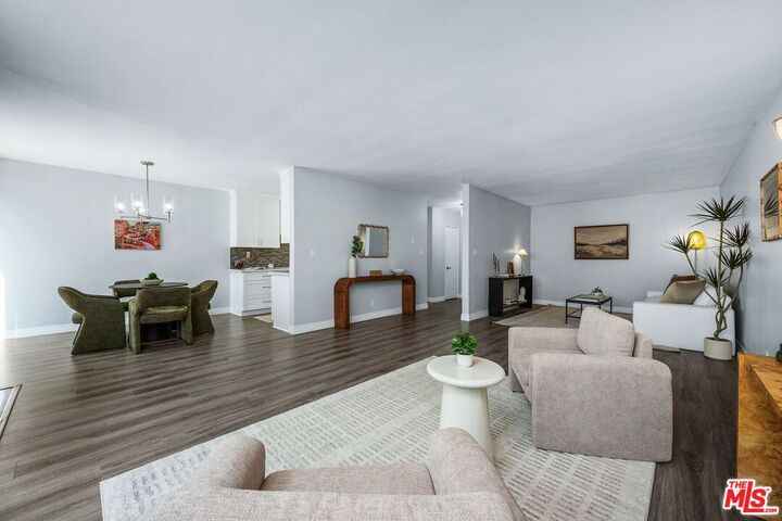Property Photo: 530 S Barrington Ave, Unit 109 CA 90049