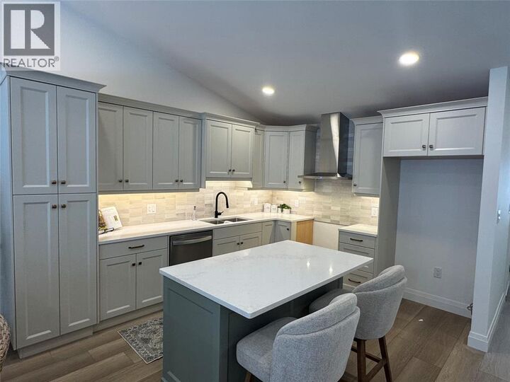 Property Photo: 435 Queen Street 18 ON N0N 1G0