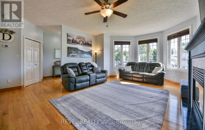 Property Photo:  43 Pleasant Avenue  ON P4R 1M6 