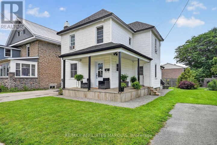 Property Photo: 57 Smiths Falls Avenue ON K7A 3B2