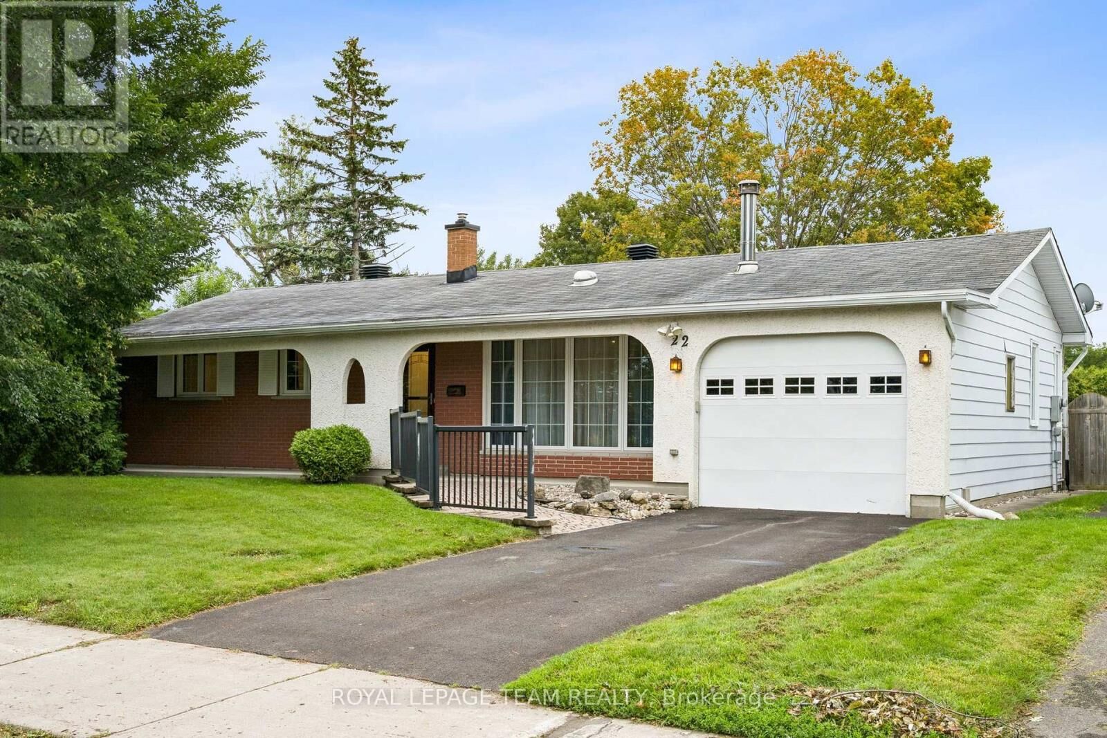 Property Photo:  22 Redpine Drive  ON K2E 6S9 