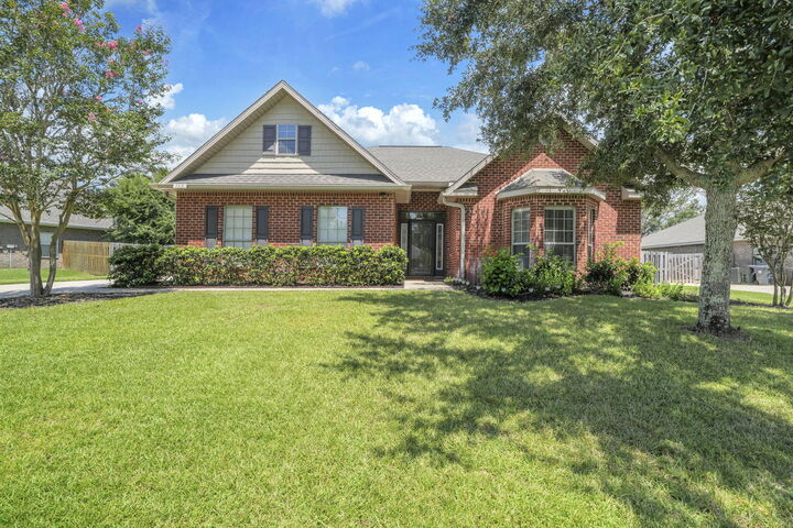 Property Photo: 163 Camellia Court FL 32439