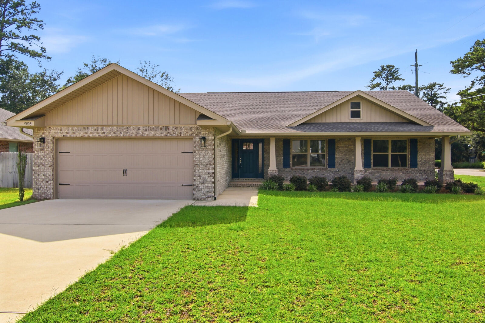 Property Photo: 5908 Silvercrest Boulevard FL 32536