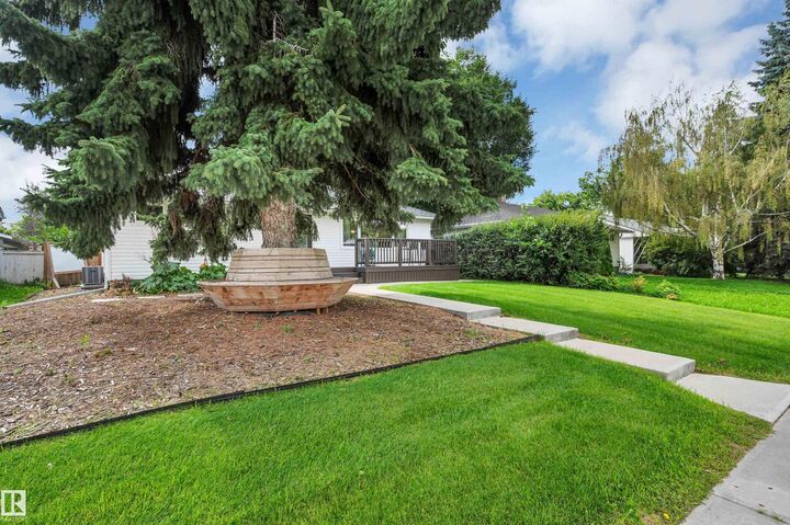 Property Photo:  8615 66 Avenue NW  AB T6E 0L2 
