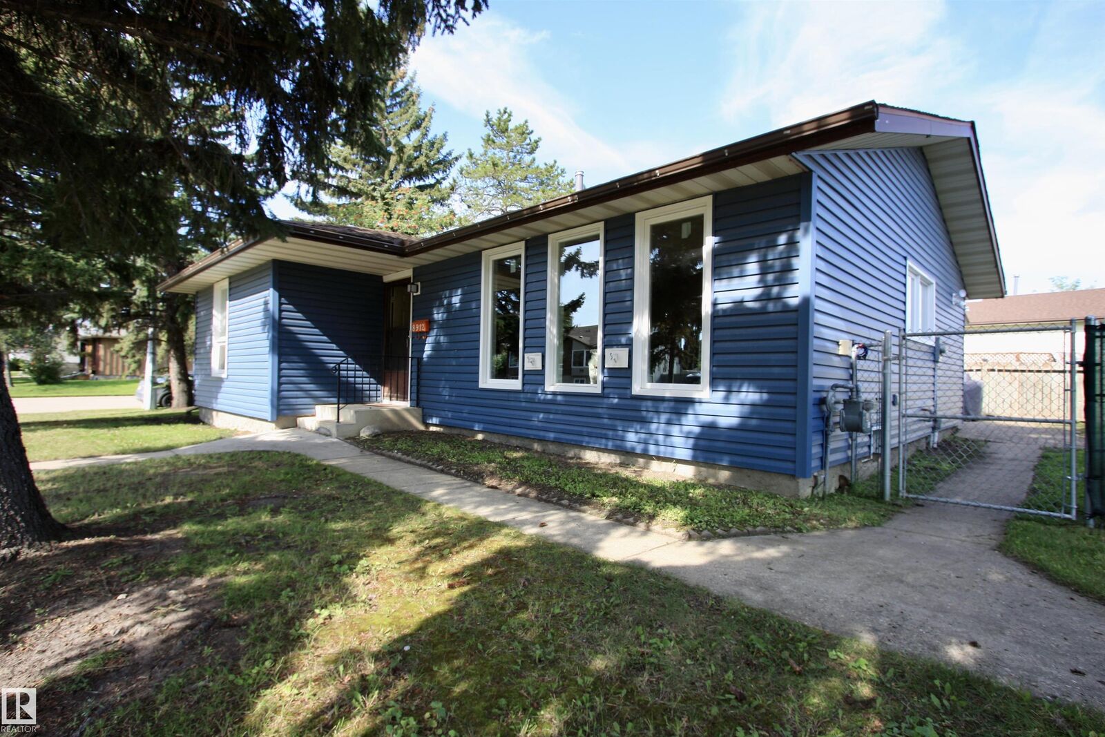 Property Photo:  8912 99 Avenue  AB T8R 1K4 
